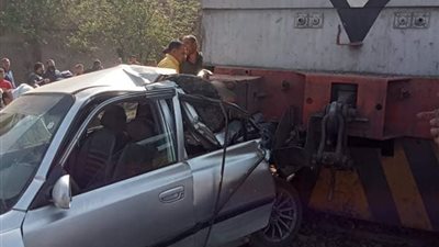 قطار المناشى ايتاي البارود يدهس سيارة بمنطقة الجلاتمة .. صور 