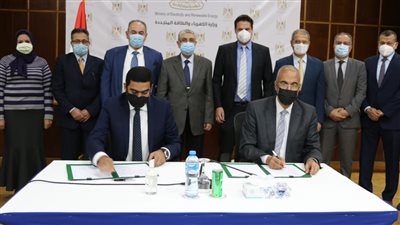 وزير الكهرباء يشهد توقيع عقد محطة لإنتاج الكهرباء باستخدام نظم الخلايا الشمسية 