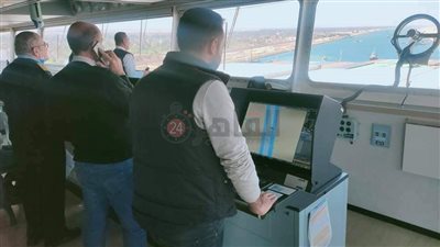 تصوير تحت الماء.. غواصو هيئة قناة السويس يبدأون معاينة بدن السفينة الجانحة 