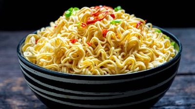 سلامة الغذاء تحظر تداول نكهتي الدجاج والخضار من الإندومي