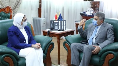 وزيرة الصحة تلتقي رئيس قناة السويس لتطعيم العاملين بلقاح كورونا