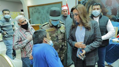 محافظ دمياط تسلم 43 شابًا من ذوي الهمم شهادات الإعفاء من الخدمة العسكرية