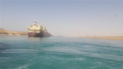 الفريق أسامة ربيع يكشف ملابسات تعطل سفينة بترولية بالمجري الملاحي لقناة السويس 