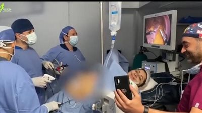 سيدة تغني لعمرو دياب أثناء إجرائها عملية جراحية ( فيديو)