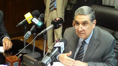 وزير الكهرباء: سأواجه القراءات الجزافية بالضرب بيد من حديد