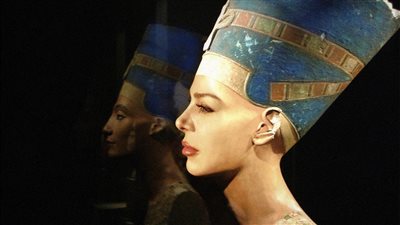 سوزان نجم الدين تعبر عن إعجابها بموكب نقل المومياوات في صورتها إطلالة كليوبترا