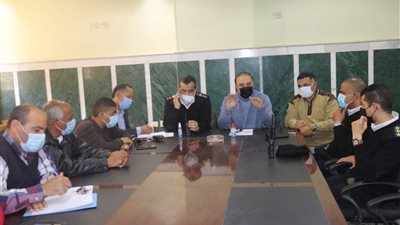 رئيس مركز ملوي يبحث توصيل الغاز الطبيعي لشرق المدينة