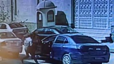 شاب يسرق حقيبة معلمة أمام مجمع مدارس بزهراء المعادي (فيديو)