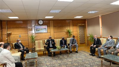 رئيس جامعة أسيوط يستقبل وفدًا من عمداء كليات الألسن بالجامعات المصرية