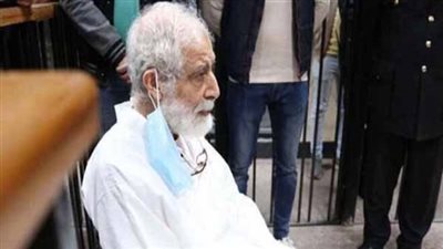 المحكمة تأمر بإحضار كرسي وإخراج محمود عزت من قفص الاتهام في 