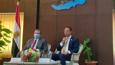 وزير القوى العاملة ممازحًا مسئول المديرية بالفيوم: 