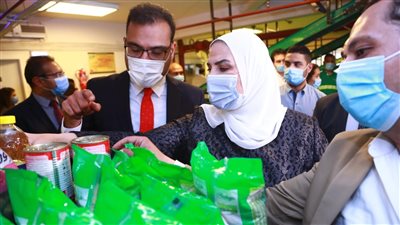 وزيرة التضامن تشارك في إتمام التوزيعات الأولى من كراتين رمضان ضمن حملة 