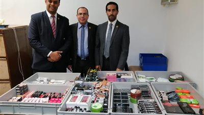 جمارك مطار برج العرب تضبط محاولة تهريب مستحضرات التجميل