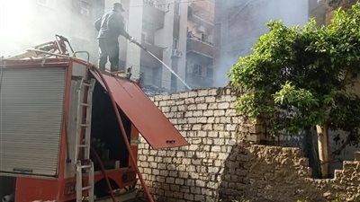 السيطرة على حريق بأرض فضاء في القناطر الخيرية (صور)