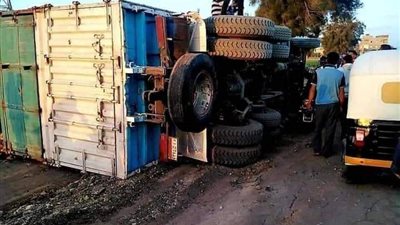 انقلاب سيارة نقل محملة ببنجر السكر بقرية تفتيش السرو بدمياط