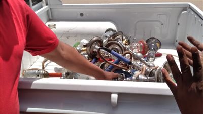 للحدّ من انتشار كورونا.. مصادرة 10 شيش بمقاهٍ بوسط مدينة الأقصر