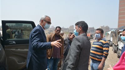 محافظ القليوبية يتابع المشروعات وشكاوى المواطنين في بنها (صور) 