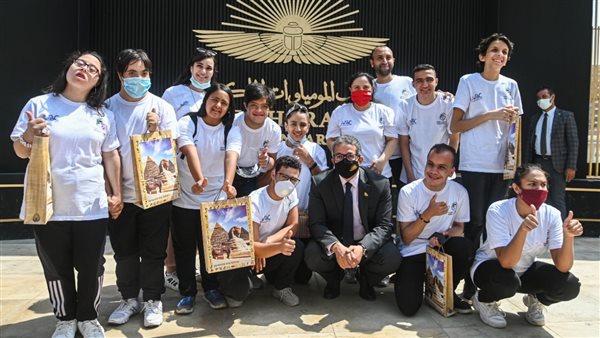 وزير السياحة مع مجوعة