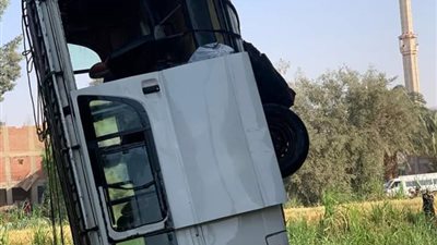 بعد وفاة 4 أشخاص وإنقاذ 8 آخرين.. انتشال سيارة ميكروباص من ترعة بسوهاج