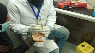 علاج 754 مواطنًا في قافلة طبية مجانية بقنا