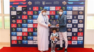 رابطة المحترفين الإماراتية تكرم مؤمن زكريا على هامش نهائي كأس الخليج العربي 