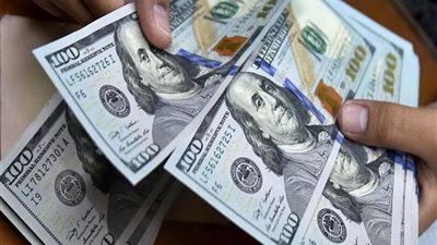 الدولار يتجه لتسجيل أضعف أداء أسبوعي عالميًّا في العام مع 