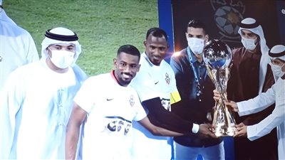 مؤمن زكريا يسلم كأس الإمارات لشباب الأهلي بعد الفوز على النصر 