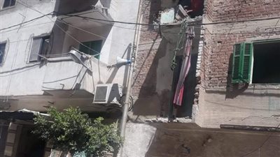 إزالة شرفات آيلة للسقوط من وحدات سكنية بالمنتزة بالإسكندرية