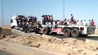 صورة تثير الجدل.. طلاب جامعة أسوان يعودون من الجامعة على تريلا