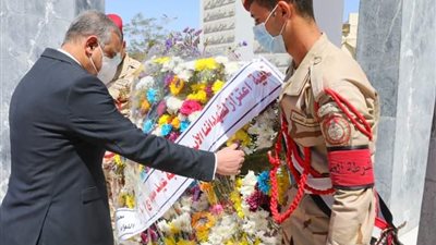 في عيدها القومي.. محافظ سوهاج يضع إكليل الزهور على النصب التذكاري للشهداء 