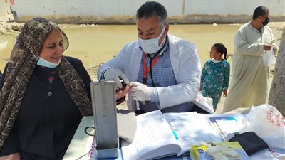 الصحة: فحص 1527 مواطنًا وعلاجهم بالمجان في الصالحية القديمة بالشرقية (صور)