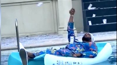 استفز الشعب المصري.. بلاغ جديد بسبب إلقاء محمد رمضان للأموال في حمام السباحة