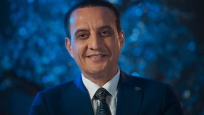 نجاة الإعلامي طارق علام وزوجته بعد انفجار إطار سيارته