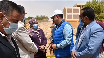 محافظ أسوان يتابع مشروعات 