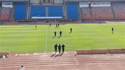 لاعبو الزمالك يتفقدون أرضية ستاد القاهرة قبل لقاء تونجيث