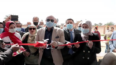 محافظ بني سويف يفتتح مدرستين ووحدة صحية بمركز سمسطا (صور)