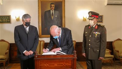 ما رسالة الرئيس التونسي المدونة في ضريح جمال عبدالناصر؟ (صور) 