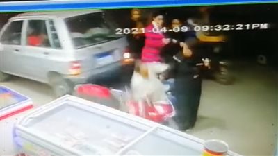 طفل يقود سيارة ويدهس رجل وزوجته بالقاهرة (فيديو)