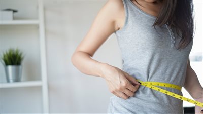 مرتبطة ببروتين يعزز الإنتاجية.. دهون البطن علامة على صحة الدماغ| دراسة