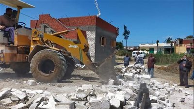 إزالة 11 حالة تعد على الأراضي الزراعية بالبحيرة