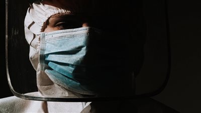 ما العلاقة بين التعرض لأشعة الشمس وخطر الوفاة بـ فيروس كورونا؟