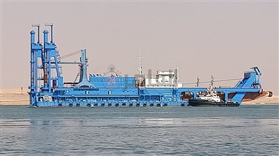 الاستعانة بقاطرات.. تفاصيل نجاح تعويم الكراكة مهاب مميش