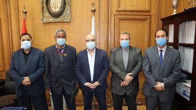 رئيس السكة الحديد يكرم قائد قطار أوقف الرحلة لعبور جنازة بسوهاج 