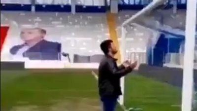 مشجع تركي يُلقي تعويذة على مرمى فريقه قبل مواجهة بشكتاش (فيديو)