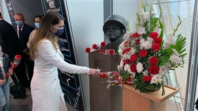 القنصل الروسي يضع الزهور على تمثال نصفي لرائد الفضاء الأول يوري جاجارين بمكتبة الإسكندرية 