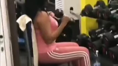 رانيا يوسف تستعرض لياقتها داخل صالة 