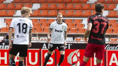 فالنسيا يُجبر ريال سوسيداد على التعادل في الدوري الإسباني