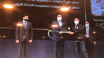 رئيس الوزراء ووزير الشباب يكرمان مجموعة من الشباب في احتفالية يوم اليتيم 