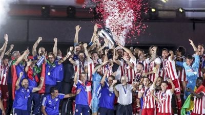 كوكا يتوج بالدوري اليوناني مع أولمبياكوس بعد الفوز على باناثينايكوس