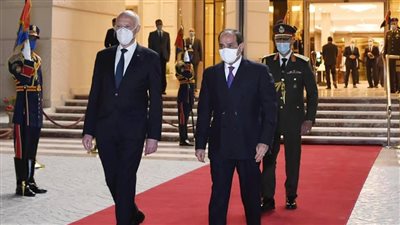 السيسي يودع الرئيس التونسي بعد ختام زيارته لمصر